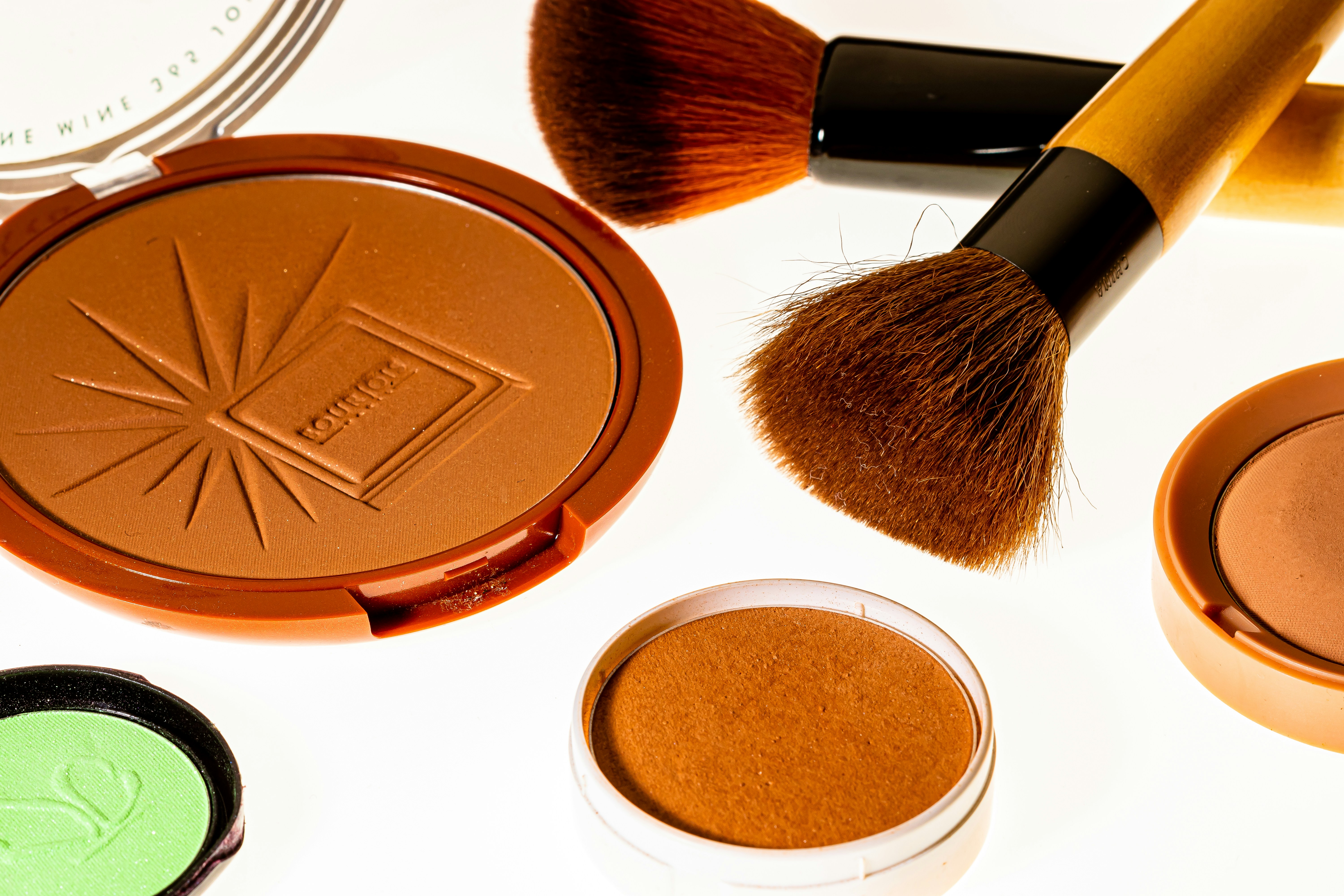 El Kit de Supervivencia: 4 Productos para Retocarte en el Trabajo (Sin Espejo)